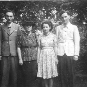 Max Glasberg, Marie Rothstein, Ruth Glasberg und Karl Glasberg im Bürgergarten Max Glasberg, Marie Rothstein, Ruth Glasberg und Karl Glasberg im Bürgergarten