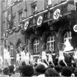 Döbelner Heimatfest 1935 vor dem Rathaus Döbelner Heimatfest 1935 vor dem Rathaus